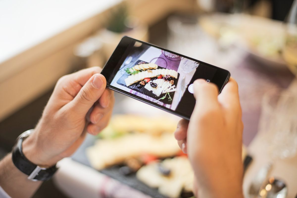 スマホで料理を撮影・口コミ